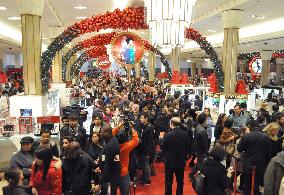 Christmas shoppers in N.Y.