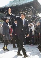 Abe visits Meiji Shrine