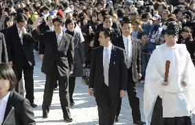 Abe visits Meiji Shrine