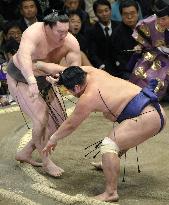 Hakuho falls at New Year sumo