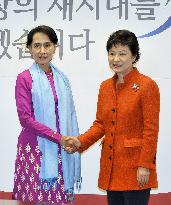 Suu Kyi in S. Korea