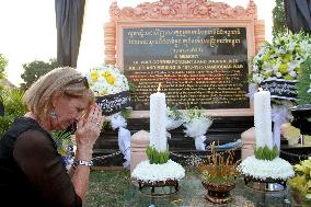 Cambodia unveils memorial to journalists killed in war
