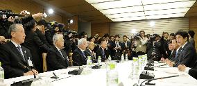 Abe, Japan business leaders