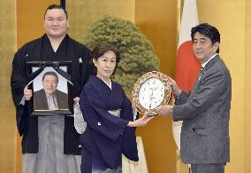 Sumo legend Taiho receives national award