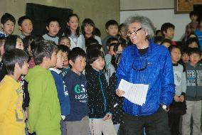 Maestro Ozawa conducts elementary school choir