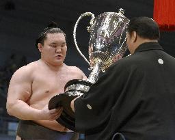 Hakuho caps title at 15-0 for record 9th time
