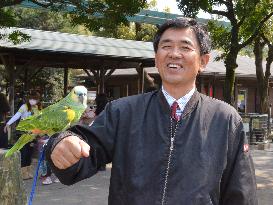 Miyazaki zoo amuses visitors with "flying flamingo show"