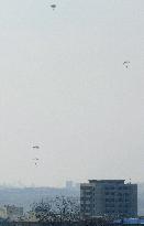 N. Korean parachutists