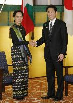 Suu Kyi, Kishida