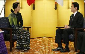 Suu Kyi, Kishida