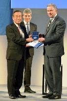 Ex-Hiroshima mayor receives German peace award