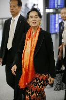 Suu Kyi leaves Japan