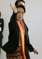 Suu Kyi leaves Japan