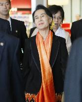 Suu Kyi leaves Japan