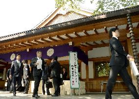 Japanese lawmakers visit Yasukuni Shrine