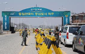 S. Koreans return from industrial complex in N. Korea
