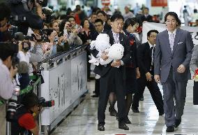 Matsui returns to Japan ahead of ceremony