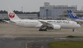 JAL Dreamliner arrives at Narita