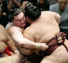 Hakuho beats Kisenosato