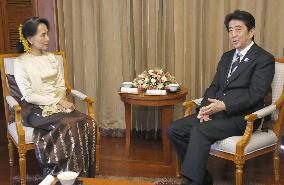 Abe meets with Suu Kyi