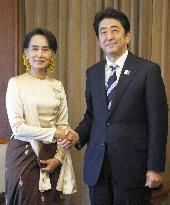 Abe meets with Suu Kyi