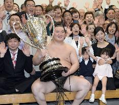 Hakuho wins 25th career title