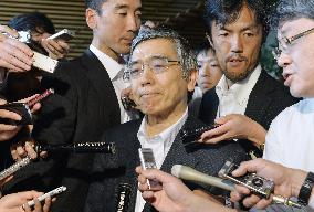BOJ's Kuroda, Abe meet amid market volatility