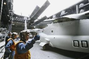 Osprey lands on Japan destroyer