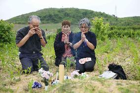 Japanese mourn relatives buried in N. Korea