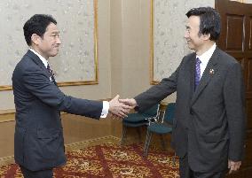 Japan, S. Korea agree to improve ties