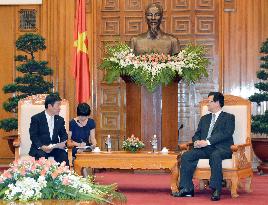 Japanese trade minister in Hanoi