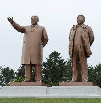 Kim statues