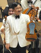 Crown prince plays viola at concert