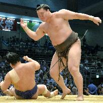 Hakuho compiles 2nd 40-match win streak