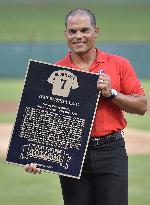 Ivan Rodriguez enters Rangers Hall of Fame