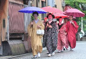 Geiko, maiko in summer greetings