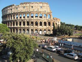 Traffic near Colosseum