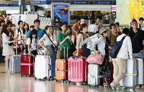 Summer holiday exodus from Japan