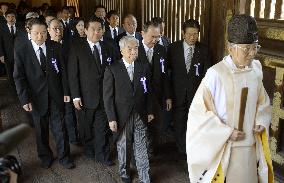 Yasukuni Shrine on anniv. of Japan's WWII defeat