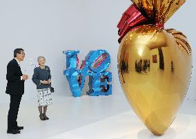 Empress visits 'love exhibit'
