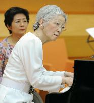 Empress plays piano