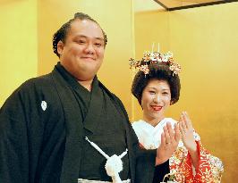 Sumo wrestler marries