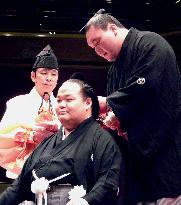 Sumo wrestler retires