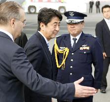 Abe arrives in Russia