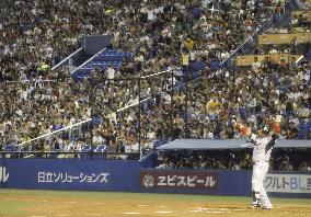 Balentien breaks Japan home run record