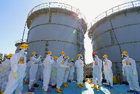 Abe visits Fukushima Daiichi plant