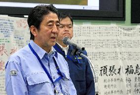 Abe visits Fukushima Daiichi plant