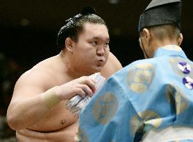 Hakuho leads autumn sumo tournament