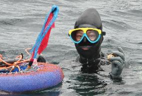 "Ama" woman divers seek to keep tradition alive