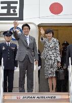 PM Abe heads for Canada, U.S.